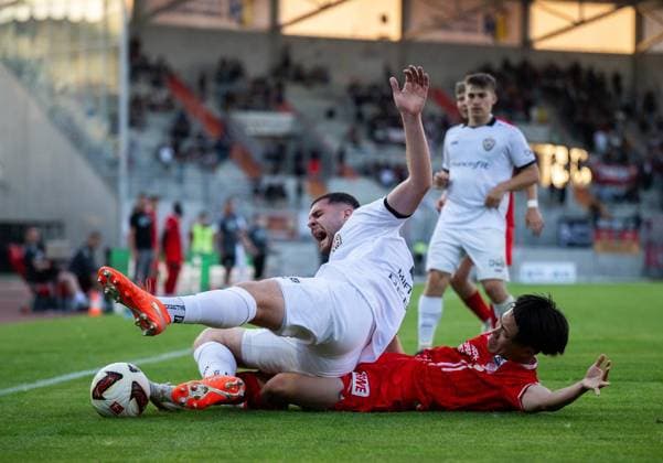FUSSBALL REGIONALLIGA NORDOST - SAISON 2026-2027 - 1. SPIELTAG FC ROT WEISS ERFURT - BFC DYNAMO ** NUR FÜR REDAKTIONELLE ZWECKE ** EDITORIAL USE ONLY **<p>24 07 2026-Erfurt: Fussball Regionalliga Nordost 1. Spieltag Saison 2026-2027 Steigerwaldstadion FC Rot Weiss Erfurt - BFC Dynamo im Foto: Hinata Gonda 34 (FC Rot-Weiß Erfurt) im Zweikampf mit Viktor Miftaraj 5 (BFC Dynamo) ( Deutschland Thueringen Erfurt Copyright: SaschaxFromm *** SOCCER REGIONAL LEAGUE NORTHEAST 2026–2027 SEASON, MATCHDAY 1: FC ROT WEISS ERFURT vs. BFC DYNAMO ** FOR EDITORIAL PURPOSES ONLY ** EDITORIAL USE ONLY ** July 24, 2026 Erfurt Soccer Regional League Northeast Matchday 1, 2026–2027 Season Steigerwaldstadion FC Rot Weiss Erfurt vs. BFC Dynamo; pictured: Hinata Gonda 34, FC Rot Weiss Erfurt in a tackle with Viktor Miftaraj 5 BFC Dynamo Germany Thuringia Erfurt Copyright SaschaxFromm Copyright: SaschaxFromm doc86v6p3uivo31b1blrf7i ,EDITORIAL USE ONLY