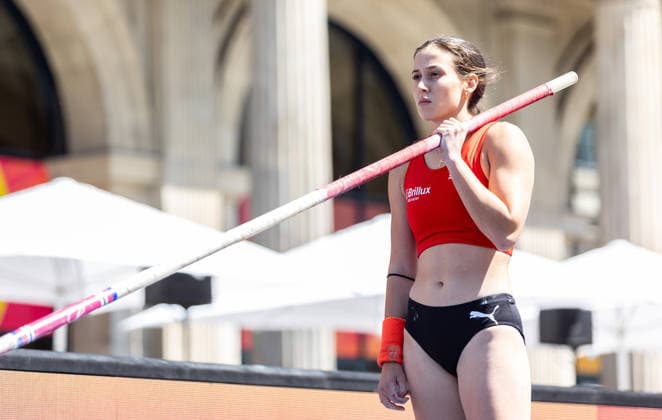 Deutsche Leichtathletik-Meisterschaften Stabhochsprung Frauen; Hannover, 24.07.2026 Fokussiert: Jule Glaßer (LG Brillux Münster) im Stabhochsprung der Frauen; Deutsche Leichtathletik-Meisterschaften Stabhochsprung Frauen am 24.07.2026 auf dem Opernplatz in Hannover (Niedersachsen). *** German Track and Field Championships – Women’s Pole Vault, Hanover, July 24, 2026: Jule Glaßer of LG Brillux Münster stays focused in the women’s pole vault at the German Track and Field Championships on July 24, 2026, at Opernplatz in Hanover, Lower Saxony Copyright: xBEAUTIFULxSPORTS R.xSchmittx