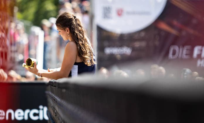 Deutsche Leichtathletik-Meisterschaften Stabhochsprung Frauen; Hannover, 24.07.2026 Beim Präparieren ihres Stabs: Lotte Gretzler (USC Mainz) im Stabhochsprung der Frauen; Deutsche Leichtathletik-Meisterschaften Stabhochsprung Frauen am 24.07.2026 auf dem Opernplatz in Hannover (Niedersachsen). *** German Track and Field Championships – Women’s Pole Vault, Hanover, July 24, 2026: Lotte Gretzler of USC Mainz prepares her pole for the women’s pole vault at the German Track and Field Championships on July 24, 2026, at Opernplatz in Hanover, Lower Saxony Copyright: xBEAUTIFULxSPORTS R.xSchmittx