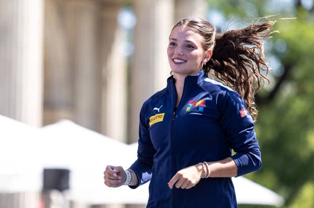 Deutsche Leichtathletik-Meisterschaften Stabhochsprung Frauen; Hannover, 24.07.2026 Vorfreude: Lotte Gretzler (USC Mainz) bei der Athletenpräsentation; Deutsche Leichtathletik-Meisterschaften Stabhochsprung Frauen am 24.07.2026 auf dem Opernplatz in Hannover (Niedersachsen). *** German Track and Field Championships – Women s Pole Vault, Hanover, July 24, 2026: Lotte Gretzler of USC Mainz looks forward to the athletes’ presentation at the German Track and Field Championships—Women’s Pole Vault—on July 24, 2026, at Opernplatz in Hanover, Lower Saxony Copyright: xBEAUTIFULxSPORTS R.xSchmittx