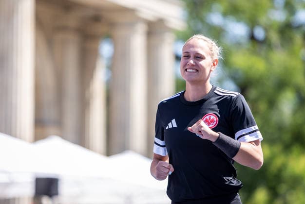 Deutsche Leichtathletik-Meisterschaften Stabhochsprung Frauen; Hannover, 24.07.2026 Vorfreude: Sarah Franziska Vogel (Eintracht Frankfurt e.V.) bei der Athletenpräsentation; Deutsche Leichtathletik-Meisterschaften Stabhochsprung Frauen am 24.07.2026 auf dem Opernplatz in Hannover (Niedersachsen). *** German Track and Field Championships—Women’s Pole Vault, Hanover, July 24, 2026: Sarah Franziska Vogel of Eintracht Frankfurt e.V. looks forward to the athletes’ presentation at the German Track and Field Championships—Women’s Pole Vault—on July 24, 2026, at Opernplatz in Hanover, Lower Saxony Copyright: xBEAUTIFULxSPORTS R.xSchmittx