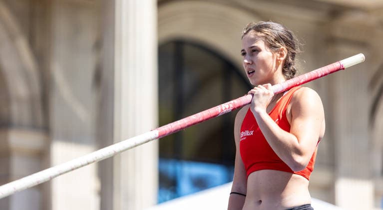 Deutsche Leichtathletik-Meisterschaften Stabhochsprung Frauen; Hannover, 24.07.2026 Fokussiert: Jule Glaßer (LG Brillux Münster) im Stabhochsprung der Frauen; Deutsche Leichtathletik-Meisterschaften Stabhochsprung Frauen am 24.07.2026 auf dem Opernplatz in Hannover (Niedersachsen). *** German Track and Field Championships – Women’s Pole Vault, Hanover, July 24, 2026: Jule Glaßer of LG Brillux Münster stays focused in the women’s pole vault at the German Track and Field Championships on July 24, 2026, at Opernplatz in Hanover, Lower Saxony Copyright: xBEAUTIFULxSPORTS R.xSchmittx