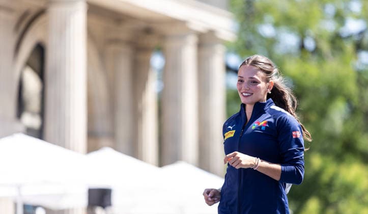 Deutsche Leichtathletik-Meisterschaften Stabhochsprung Frauen; Hannover, 24.07.2026 Vorfreude: Lotte Gretzler (USC Mainz) bei der Athletenpräsentation; Deutsche Leichtathletik-Meisterschaften Stabhochsprung Frauen am 24.07.2026 auf dem Opernplatz in Hannover (Niedersachsen). *** German Track and Field Championships – Women’s Pole Vault, Hanover, July 24, 2026: Lotte Gretzler of USC Mainz looks forward to the athletes’ presentation at the German Track and Field Championships—Women’s Pole Vault—on July 24, 2026, at Opernplatz in Hanover, Lower Saxony Copyright: xBEAUTIFULxSPORTS R.xSchmittx
