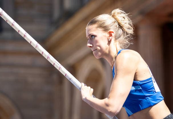 Deutsche Leichtathletik-Meisterschaften Stabhochsprung Frauen; Hannover, 24.07.2026 Fokussiert: Tamineh Steinmeyer (LAZ Zweibrücken) im Stabhochsprung der Frauen; Deutsche Leichtathletik-Meisterschaften Stabhochsprung Frauen am 24.07.2026 auf dem Opernplatz in Hannover (Niedersachsen). *** German Track and Field Championships – Women’s Pole Vault, Hanover, July 24, 2026: Tamineh Steinmeyer of LAZ Zweibrücken focuses on the women’s pole vault at the German Track and Field Championships—Women’s Pole Vault on July 24, 2026, at Opernplatz in Hanover, Lower Saxony Copyright: xBEAUTIFULxSPORTS R.xSchmittx