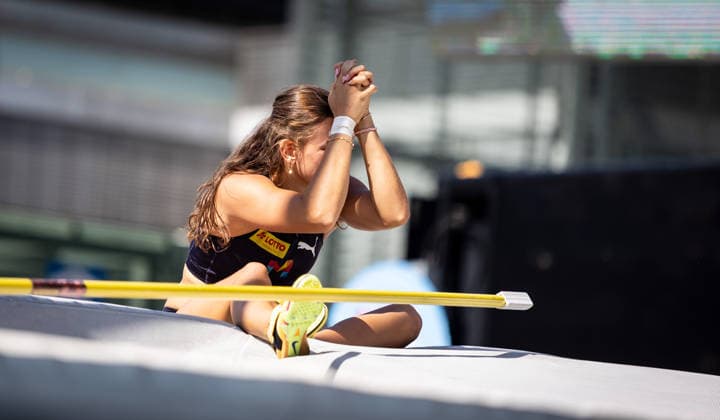 Deutsche Leichtathletik-Meisterschaften Stabhochsprung Frauen; Hannover, 24.07.2026 Nach einem Fehlversuch: Lotte Gretzler (USC Mainz) im Stabhochsprung der Frauen; Deutsche Leichtathletik-Meisterschaften Stabhochsprung Frauen am 24.07.2026 auf dem Opernplatz in Hannover (Niedersachsen). *** German Track and Field Championships—Women’s Pole Vault, Hanover, July 24, 2026: After a failed attempt by Lotte Gretzler of USC Mainz in the women’s pole vault at the German Track and Field Championships on July 24, 2026, at Opernplatz in Hanover, Lower Saxony Copyright: xBEAUTIFULxSPORTS R.xSchmittx