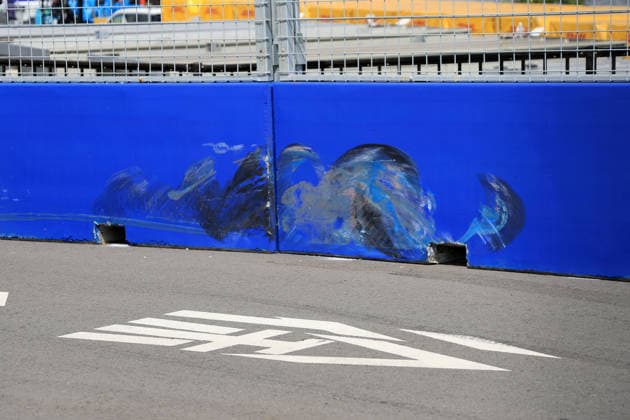 Mauerabdruck von Felipe Drugovichs Einschlag mit dem Andretti Gen3 Evo Rennwagen neben japanischen Schriftzeichen, Unfall an der Rennstrecke, FIA Formel E Weltmeisterschaft, Saison 12, Tokio E- Prix, 25.07.2026, 2. freies Training, Rote Flagge. *** Mark on the wall from Felipe Drugovich s crash in the Andretti Gen3 Evo race car next to Japanese characters, crash at the racetrack, FIA Formula E World Championship, Season 12, Tokyo E-Prix, July 25, 2026, Free Practice 2, Red Flag
