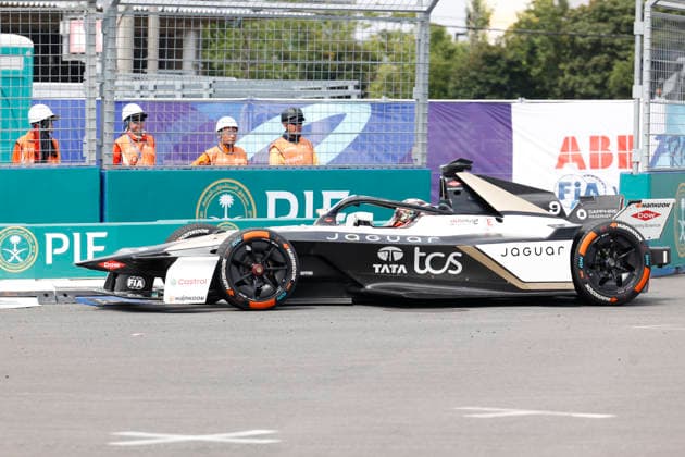 July 25, 2026, Tokyo, Japan: JAGUAR TCS RACING driver Mitch Evans (9) in action during a free practice before starting the Formula E Tokyo E-Prix, round 14 of the 2025Ã¢â‚¬2026 ABB FIA Formula E World Championship, WM, Weltmeisterschaft on the temporary street circuit around the Tokyo Big Sight convention center in Tokyo. Tokyo Japan - ZUMAm191 20260725_aap_m191_019 Copyright: xRodrigoxReyesxMarinx