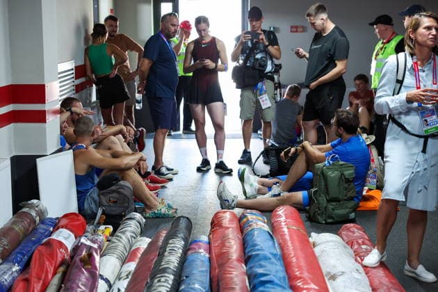 RUSSIA, YEKATERINBURG - JULY 25, 2026: Evacuated athletes who are competing in the Russian Athletics Championships are seen at Kalininets Stadium during a missile alert Russian Athletics Championships Suspended In Yekaterinburg Over Drone Attack  - ZUMAt113 20260725_zaa_t113_004 Copyright: xDonatxSorokinx