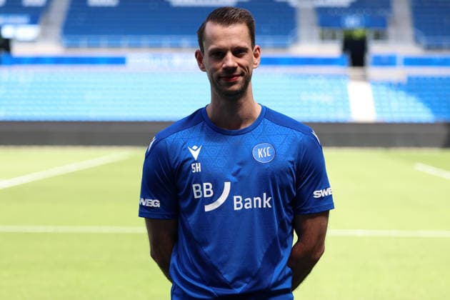 24.07.2026, xrekx, Fussball 2.Bundesliga, Karlsruher SC - Fototermin Saison 2026 27 v.l. Steffen Hillmann Teammanager (Karlsruher SC) (DFL DFB REGULATIONS PROHIBIT ANY USE OF PHOTOGRAPHS as IMAGE SEQUENCES and or QUASI-VIDEO) Karlsruhe *** July 24, 2026, xrekx, Soccer 2. Bundesliga, Karlsruher SC Photo Session, 2026–27 Season, from left: Steffen Hillmann, Team Manager, Karlsruher SC. DFL and DFB regulations prohibit any use of photographs as image sequences and or quasi-video. Karlsruhe