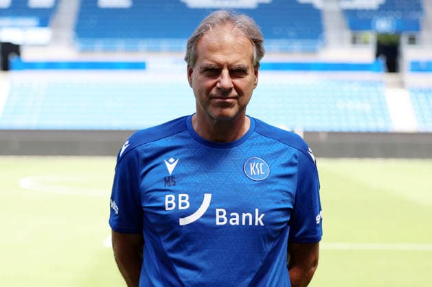 24.07.2026, xrekx, Fussball 2.Bundesliga, Karlsruher SC - Fototermin Saison 2026 27 v.l. Dr. Marcus Schweizer, Mannschaftsarzt (Karlsruher SC) (DFL DFB REGULATIONS PROHIBIT ANY USE OF PHOTOGRAPHS as IMAGE SEQUENCES and or QUASI-VIDEO) Karlsruhe *** July 24, 2026, xrekx, Soccer 2. Bundesliga, Karlsruher SC Photo Op, 2026–27 Season, from left: Dr. Marcus Schweizer, team doctor for Karlsruher SC. DFL and DFB regulations prohibit any use of photographs as image sequences and or quasi-video. Karlsruhe