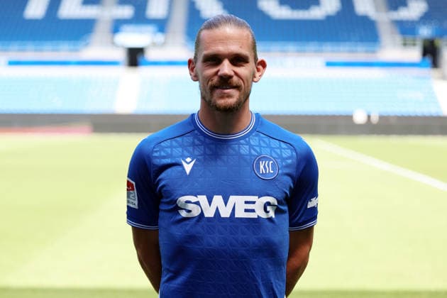24.07.2026, xrekx, Fussball 2.Bundesliga, Karlsruher SC - Fototermin Saison 2026 27 v.l. Sebastian Jung (Karlsruher SC) (DFL DFB REGULATIONS PROHIBIT ANY USE OF PHOTOGRAPHS as IMAGE SEQUENCES and or QUASI-VIDEO) Karlsruhe *** July 24, 2026, xrekx, Soccer 2. Bundesliga, Karlsruher SC Photo Session, 2026–27 Season, from left: Sebastian Jung, Karlsruher SC. DFL and DFB regulations prohibit any use of photographs as image sequences and or quasi-video. Karlsruhe