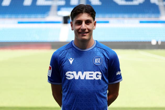 24.07.2026, xrekx, Fussball 2.Bundesliga, Karlsruher SC - Fototermin Saison 2026 27 v.l. Deniz Ofli (Karlsruher SC) (DFL DFB REGULATIONS PROHIBIT ANY USE OF PHOTOGRAPHS as IMAGE SEQUENCES and or QUASI-VIDEO) Karlsruhe *** July 24, 2026, xrekx, Soccer 2. Bundesliga, Karlsruher SC Photo Session, 2026–27 Season, from left: Deniz Ofli, Karlsruher SC. DFL and DFB regulations prohibit any use of photographs as image sequences and or quasi-video. Karlsruhe