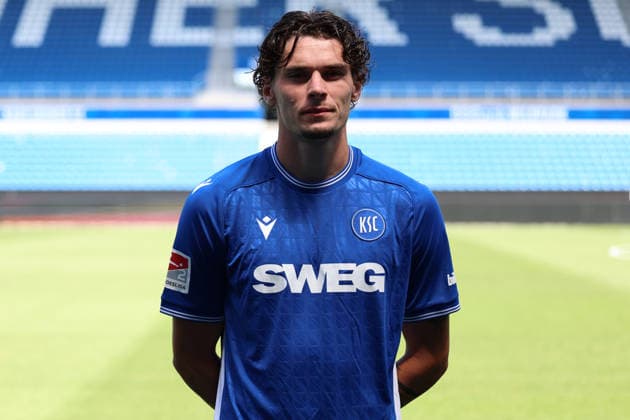 24.07.2026, xrekx, Fussball 2.Bundesliga, Karlsruher SC - Fototermin Saison 2026 27 v.l. Moritz Broschinski (Karlsruher SC) (DFL DFB REGULATIONS PROHIBIT ANY USE OF PHOTOGRAPHS as IMAGE SEQUENCES and or QUASI-VIDEO) Karlsruhe *** July 24, 2026, xrekx, Soccer 2. Bundesliga, Karlsruher SC Photo Session, 2026–27 Season, from left: Moritz Broschinski, Karlsruher SC. DFL and DFB regulations prohibit any use of photographs as image sequences and or quasi-video. Karlsruhe