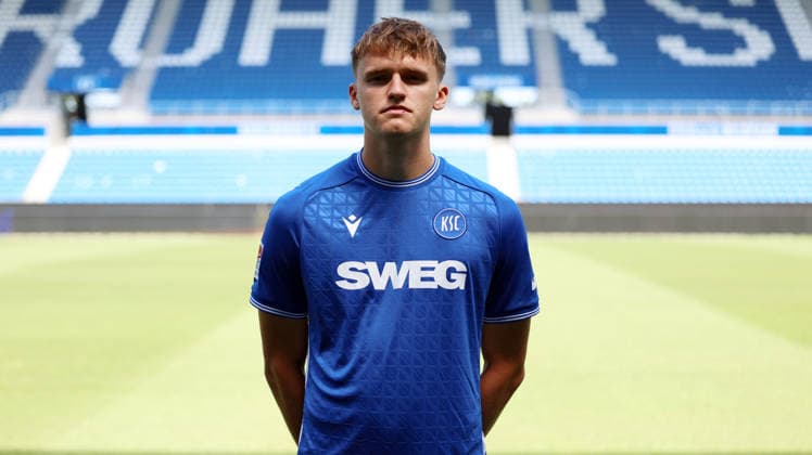 24.07.2026, xrekx, Fussball 2.Bundesliga, Karlsruher SC - Fototermin Saison 2026 27 v.l. Paul Scholl (Karlsruher SC) (DFL DFB REGULATIONS PROHIBIT ANY USE OF PHOTOGRAPHS as IMAGE SEQUENCES and or QUASI-VIDEO) Karlsruhe *** July 24, 2026, xrekx, Soccer, 2. Bundesliga, Karlsruher SC Photo Session, 2026–27 Season, from left: Paul Scholl, Karlsruher SC. DFL and DFB regulations prohibit any use of photographs as image sequences and or quasi-video. Karlsruhe