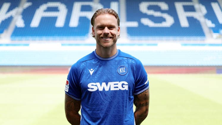 24.07.2026, xrekx, Fussball 2.Bundesliga, Karlsruher SC - Fototermin Saison 2026 27 v.l. Marcel Franke (Karlsruher SC) (DFL DFB REGULATIONS PROHIBIT ANY USE OF PHOTOGRAPHS as IMAGE SEQUENCES and or QUASI-VIDEO) Karlsruhe *** July 24, 2026, xrekx, Soccer 2. Bundesliga, Karlsruher SC Photo Session, 2026–27 Season, from left: Marcel Franke, Karlsruher SC. DFL and DFB regulations prohibit any use of photographs as image sequences and or quasi-video. Karlsruhe