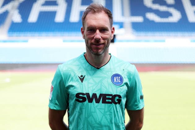 24.07.2026, xrekx, Fussball 2.Bundesliga, Karlsruher SC - Fototermin Saison 2026 27 v.l. Robin Himmelmann (Karlsruher SC) (DFL DFB REGULATIONS PROHIBIT ANY USE OF PHOTOGRAPHS as IMAGE SEQUENCES and or QUASI-VIDEO) Karlsruhe *** July 24, 2026, xrekx, Soccer, 2. Bundesliga, Karlsruher SC Photo Session, 2026–27 Season, from left: Robin Himmelmann, Karlsruher SC. DFL and DFB regulations prohibit any use of photographs as image sequences and or quasi-video. Karlsruhe