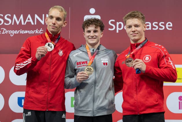 Deutsche Meisterschaften im Gerätturnen 2026, Gerätfinals Siegerehrung im Gerätfinale der Männer, Boden. Von links: Vizemeister Lucas Kochan (SC Cottbus ), Deutscher Meister Alexander Kunz (TSV Pfuhl) und rechts der Drittplatzierte Gabriel Eichhorn (MTV Stuttgart). Deutsche Meisterschaften im Gerätturnen, Gerätfinals, am 25. Juli 2026 in der ZAG-Arena in Hannover., Hannover Niedersachsen Deutschland ZAG Arena *** 2026 German Artistic Gymnastics Championships, Apparatus Finals; Medal Ceremony for the Men’s Apparatus Finals, Floor Exercise. From left: Runner-up Lucas Kochan (SC Cottbus), German Champion Alexander Kunz (TSV Pfuhl), and on the right, third-place finisher Gabriel Eichhorn (MTV Stuttgart). German Artistic Gymnastics Championships, Apparatus Finals, on July 25, 2026, at the ZAG Arena in Hanover, Hanover, Lower Saxony, Germany. ZAG Arena