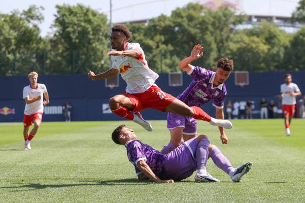 25.07.2026, xtgx, Fussball Testspiel, RB Leipzig - FC Ingolstadt 04 emspor, v.l. Georgios Antzoulas (Ingolstadt, 6). Tidiam Gomis (Leipzig, 27), Davide Sekulovic (Ingolstadt) Zweikampf, Duell, Kampf, tackle (DFL DFB REGULATIONS PROHIBIT ANY USE OF PHOTOGRAPHS as IMAGE SEQUENCES and or QUASI-VIDEO) Leipzig *** July 25, 2026, xtgx, Soccer Friendly Match, RB Leipzig vs. FC Ingolstadt 04 emspor, from left: Georgios Antzoulas (Ingolstadt), 6 Tidiam Gomis (Leipzig), 27, Davide Sekulovic (Ingolstadt) – tackle, duel, battle, DFL and DFB regulations prohibit any use of photographs as image sequences and or quasi-video (Leipzig)