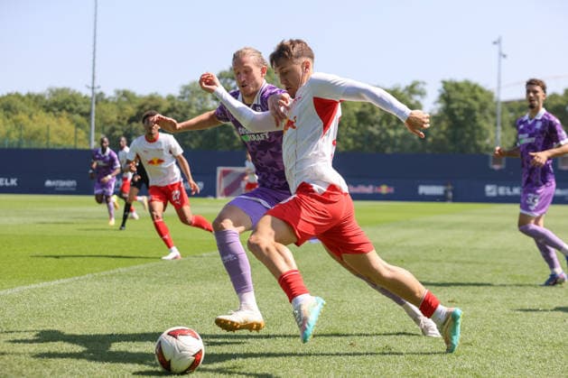 25.07.2026, xtgx, Fussball Testspiel, RB Leipzig - FC Ingolstadt 04 emspor, v.l. Vinko Sapina (Ingolstadt, 41) Brajan Gruda (Leipzig, 10) Zweikampf, Duell, Kampf, tackle (DFL DFB REGULATIONS PROHIBIT ANY USE OF PHOTOGRAPHS as IMAGE SEQUENCES and or QUASI-VIDEO) Leipzig *** July 25, 2026, xtgx, Soccer Friendly Match, RB Leipzig vs. FC Ingolstadt 04 emspor, from left: Vinko Sapina (Ingolstadt), 41 Brajan Gruda (Leipzig), 10 tackle, duel, battle, DFL and DFB regulations prohibit any use of photographs as image sequences and or quasi-video (Leipzig)