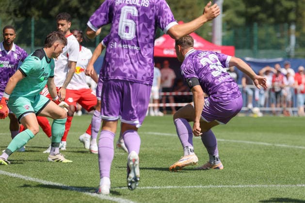 25.07.2026, xtgx, Fussball Testspiel, RB Leipzig - FC Ingolstadt 04 emspor, v.l. Simon Lorenz (Ingolstadt, 32) Eigentor schiesst Tor, schießt, Torschuetze, erzielt Tor, Treffer, scores the goal 1:0 (DFL DFB REGULATIONS PROHIBIT ANY USE OF PHOTOGRAPHS as IMAGE SEQUENCES and or QUASI-VIDEO) Leipzig *** July 25, 2026, xtgx, Soccer Friendly Match, RB Leipzig vs. FC Ingolstadt 04 emspor, from left: Simon Lorenz (Ingolstadt), 32 (own goal) scores a goal, shoots, goal scorer, scores a goal, goal, scores the goal 1–0 DFL DFB REGULATIONS PROHIBIT ANY USE OF PHOTOGRAPHS as IMAGE SEQUENCES and or QUASI-VIDEO Leipzig