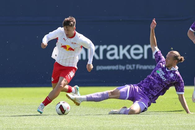 Testspiel: RB Leipzig - FC Ingolstadt 04, 25.07.26 Brajan Gruda (10, RB Leipzig) am Ball gegen Vinko Sapina (41, FC Ingolstadt). Fußball, Saison-Vorbereitung 2026 2027, Testspiel: RB Leipzig (1. Bundesliga) vs. FC Ingolstadt 04 (3. Liga) am 25.07.26 im RB-Trainingszentrum am Cottaweg. *** Friendly Match: RB Leipzig vs. FC Ingolstadt 04, July 25, 2026; Brajan Gruda 10, RB Leipzig in possession against Vinko Sapina 41, FC Ingolstadt Soccer, 2026–2027 Preseason, Friendly Match: RB Leipzig (1. Bundesliga) vs. FC Ingolstadt 04 (3. Liga) on July 25, 2026, at the RB Training Center on Cottaweg Copyright: xBEAUTIFULxSPORTS JanxKaeferx