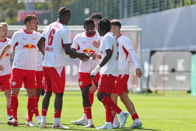 Testspiel: RB Leipzig - FC Ingolstadt 04, 25.07.26 Tor-Jubel bei RBL, in der Mitte: Castello Lukeba (23, RB Leipzig). Fußball, Saison-Vorbereitung 2026 2027, Testspiel: RB Leipzig (1. Bundesliga) vs. FC Ingolstadt 04 (3. Liga) am 25.07.26 im RB-Trainingszentrum am Cottaweg. *** Friendly Match: RB Leipzig vs. FC Ingolstadt 04, July 25, 2026; Goal celebration at RBL, with Castello Lukeba (23) in the center; RB Leipzig Soccer, 2026–2027 Preseason, Friendly Match: RB Leipzig (1st Bundesliga) vs. FC Ingolstadt 04 (3rd Bundesliga) on July 25, 2026, at the RB Training Center on Cottaweg Copyright: xBEAUTIFULxSPORTS JanxKaeferx