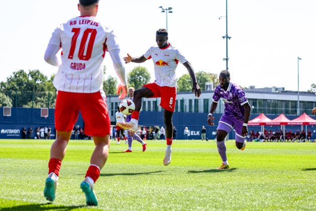 Ezechiel Banzuzi (RB Leipzig, 06) spielt den Ball, hoher Ball, springt, Pass, RB Leipzig vs FC Ingolstadt, Fussball, Testspiel, Saison 2026 27, 25.07.2026,¨ RB Leipzig vs FC Ingolstadt, Fussball, Testspiel, Saison 2026 27, 25.07.2026 Leipzig *** Ezechiel Banzuzi (RB Leipzig, No. 06) plays the ball, high ball, jumps, pass, RB Leipzig vs. FC Ingolstadt, soccer, friendly match, 2026–27 season, July 25, 2026,¨ RB Leipzig vs. FC Ingolstadt, soccer, friendly match, 2026–27 season, July 25, 2026, Leipzig Copyright: xEibner-Pressefoto LauraxRoemerx EP_LRR