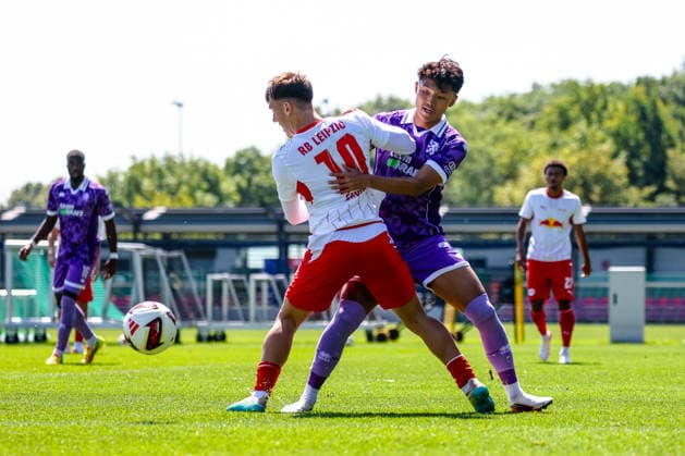 Zweikampf, Duell, Kampf Brajan Gruda (RB Leipzig, 10) und Jongmin Seo (FC Ingolstadt, 07), RB Leipzig vs FC Ingolstadt, Fussball, Testspiel, Saison 2026 27, 25.07.2026,¨ RB Leipzig vs FC Ingolstadt, Fussball, Testspiel, Saison 2026 27, 25.07.2026 Leipzig *** Tackle, duel, battle: Brajan Gruda (RB Leipzig, 10) and Jongmin Seo (FC Ingolstadt, 07), RB Leipzig vs. FC Ingolstadt, soccer, friendly match, 2026–27 season, July 25, 2026,¨ RB Leipzig vs. FC Ingolstadt, soccer, friendly match, 2026–27 season, July 25, 2026, Leipzig Copyright: xEibner-Pressefoto LauraxRoemerx EP_LRR