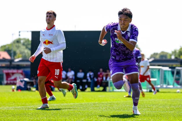 Jongmin Seo (FC Ingolstadt, 07) rennt, Brajan Gruda (RB Leipzig, 10) , RB Leipzig vs FC Ingolstadt, Fussball, Testspiel, Saison 2026 27, 25.07.2026,¨ RB Leipzig vs FC Ingolstadt, Fussball, Testspiel, Saison 2026 27, 25.07.2026 Leipzig *** Jongmin Seo (FC Ingolstadt), No. 7, Brajan Gruda (RB Leipzig), No. 10, RB Leipzig vs. FC Ingolstadt, Soccer, Friendly, 2026–27 Season, July 25, 2026,¨ RB Leipzig vs. FC Ingolstadt, soccer, friendly match, 2026–27 season, July 25, 2026, Leipzig Copyright: xEibner-Pressefoto LauraxRoemerx EP_LRR