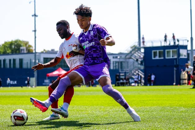 Zweikampf, Duell, Kampf Ridle Baku (RB Leipzig, 17) und Jongmin Seo (FC Ingolstadt, 07) am Ball, RB Leipzig vs FC Ingolstadt, Fussball, Testspiel, Saison 2026 27, 25.07.2026,¨ RB Leipzig vs FC Ingolstadt, Fussball, Testspiel, Saison 2026 27, 25.07.2026 Leipzig *** Tackle, duel, battle: Ridle Baku (RB Leipzig, 17) and Jongmin Seo (FC Ingolstadt, 07) go for the ball, RB Leipzig vs. FC Ingolstadt, soccer, friendly match, 2026–27 season, July 25, 2026,¨ RB Leipzig vs. FC Ingolstadt, soccer, friendly match, 2026–27 season, July 25, 2026, Leipzig Copyright: xEibner-Pressefoto LauraxRoemerx EP_LRR
