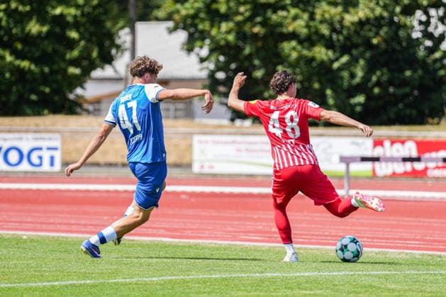 Testspiel, SC Freiburg U23 vs TSG Hoffenheim II, 25.07.2026 Zweikampf zwischen Maximilian Raphael Theuer (TSG Hoffenheim II, 47) und Jannik Veit (SC Freiburg U23, 48) Testspiel, SC Freiburg U23 vs TSG Hoffenheim II, Renchtal-Stadion Oberkirch, 25.07.2026 DFB DFL REGULATIONS PROHIBIT ANY USE OF PHOTOGRAPHS AS IMAGE SEQUENCES AND OR QUASI-VIDEO *** Friendly Match, SC Freiburg U23 vs. TSG Hoffenheim II, July 25, 2026. A tackle between Maximilian Raphael Theuer of TSG Hoffenheim II (47) and Jannik Veit of SC Freiburg U23, 48 Friendly match, SC Freiburg U23 vs. TSG Hoffenheim II, Renchtal Stadium, Oberkirch, July 25, 2026 DFB and DFL regulations prohibit any use of photographs as image sequences and or quasi-video Copyright: xBEAUTIFULxSPORTS Boscox