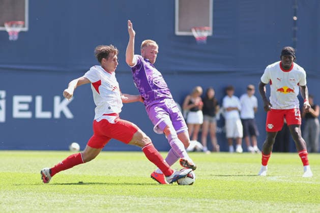 Testspiel: RB Leipzig - FC Ingolstadt 04, 25.07.26 Willi Orban (4, RB Leipzig) gegen Lars Lokotsch (13, FC Ingolstadt). Fußball, Saison-Vorbereitung 2026 2027, Testspiel: RB Leipzig (1. Bundesliga) vs. FC Ingolstadt 04 (3. Liga) am 25.07.26 im RB-Trainingszentrum am Cottaweg. *** Friendly Match: RB Leipzig vs. FC Ingolstadt 04, July 25, 2026—Willi Orban 4, RB Leipzig vs. Lars Lokotsch 13, FC Ingolstadt Soccer, 2026–2027 Preseason, Friendly Match: RB Leipzig (1. Bundesliga) vs. FC Ingolstadt 04 (3. Liga) on July 25, 2026, at the RB Training Center on Cottaweg Copyright: xBEAUTIFULxSPORTS JanxKaeferx