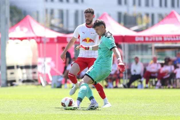 Testspiel: RB Leipzig - FC Ingolstadt 04, 25.07.26 Romulo Cardoso da Cruz (40, RB Leipzig) gegen Torwart Markus Ponath (1, FC Ingolstadt). Fußball, Saison-Vorbereitung 2026 2027, Testspiel: RB Leipzig (1. Bundesliga) vs. FC Ingolstadt 04 (3. Liga) am 25.07.26 im RB-Trainingszentrum am Cottaweg. *** Friendly Match: RB Leipzig vs. FC Ingolstadt 04, July 25, 2026; Romulo Cardoso da Cruz 40, RB Leipzig vs. Goalkeeper Markus Ponath 1, FC Ingolstadt Soccer, 2026–2027 Preseason, Friendly Match: RB Leipzig (1st Bundesliga) vs. FC Ingolstadt 04 (3rd Bundesliga) on July 25, 2026, at the RB Training Center on Cottaweg Copyright: xBEAUTIFULxSPORTS JanxKaeferx