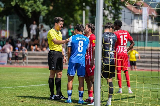 Testspiel, SC Freiburg U23 vs TSG Hoffenheim II, 25.07.2026 Marvin Maier (Schiedsrichter) der mit Diren DaÄüdeviren (TSG Hoffenheim II, 8) spricht bei einem Eckball Testspiel, SC Freiburg U23 vs TSG Hoffenheim II, Renchtal-Stadion Oberkirch, 25.07.2026 DFB DFL REGULATIONS PROHIBIT ANY USE OF PHOTOGRAPHS AS IMAGE SEQUENCES AND OR QUASI-VIDEO *** Friendly Match, SC Freiburg U23 vs. TSG Hoffenheim II, July 25, 2026: Referee Marvin Maier, who is officiating the match between TSG Hoffenheim II and SC Freiburg U23, speaks during a corner kick in the friendly match, SC Freiburg U23 vs. TSG Hoffenheim II, Renchtal Stadium, Oberkirch, July 25, 2026. DFB and DFL regulations prohibit any use of photographs as image sequences and or quasi-video. Copyright: xBEAUTIFULxSPORTS Boscox