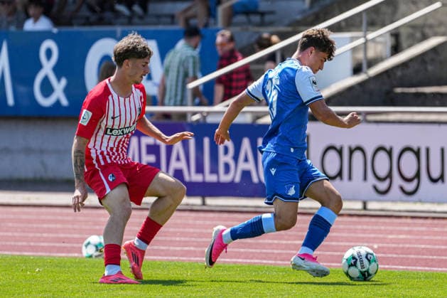 Testspiel, SC Freiburg U23 vs TSG Hoffenheim II, 25.07.2026 Zweikampf zwischen Matthew Moore (TSG Hoffenheim II, 15) und Emilio Schiertz (SC Freiburg U23, 12) Testspiel, SC Freiburg U23 vs TSG Hoffenheim II, Renchtal-Stadion Oberkirch, 25.07.2026 DFB DFL REGULATIONS PROHIBIT ANY USE OF PHOTOGRAPHS AS IMAGE SEQUENCES AND OR QUASI-VIDEO *** Friendly Match, SC Freiburg U23 vs. TSG Hoffenheim II, July 25, 2026. A tackle between Matthew Moore (TSG Hoffenheim II, No. 15) and Emilio Schiertz (SC Freiburg U23), 12 Friendly match, SC Freiburg U23 vs. TSG Hoffenheim II, Renchtal Stadium, Oberkirch, July 25, 2026 DFB and DFL regulations prohibit any use of photographs as image sequences and or quasi-video Copyright: xBEAUTIFULxSPORTS Boscox