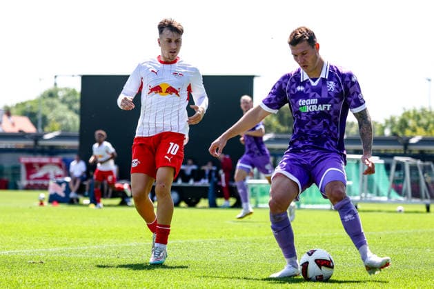 Jonas Scholz (FC Ingolstadt, 15) am Ball, Zweikampf, Duell, Kampf Brajan Gruda (RB Leipzig, 10), RB Leipzig vs FC Ingolstadt, Fussball, Testspiel, Saison 2026 27, 25.07.2026,¨ RB Leipzig vs FC Ingolstadt, Fussball, Testspiel, Saison 2026 27, 25.07.2026 Leipzig *** Jonas Scholz (FC Ingolstadt), No. 15, on the ball, tackle, duel, battle; Brajan Gruda (RB Leipzig), No. 10; RB Leipzig vs. FC Ingolstadt, soccer, friendly match, 2026–27 season, July 25, 2026,¨ RB Leipzig vs. FC Ingolstadt, soccer, friendly match, 2026–27 season, July 25, 2026, Leipzig Copyright: xEibner-Pressefoto LauraxRoemerx EP_LRR