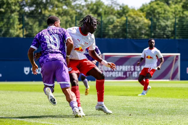 Keanan Bennetts (FC Ingolstadt, 18) Zweikampf, Duell, Kampf Johan Bakayoko (RB Leipzig, 11) , RB Leipzig vs FC Ingolstadt, Fussball, Testspiel, Saison 2026 27, 25.07.2026,¨ RB Leipzig vs FC Ingolstadt, Fussball, Testspiel, Saison 2026 27, 25.07.2026 Leipzig *** Keanan Bennett s FC Ingolstadt, 18, tackle, duel, battle with Johan Bakayoko of RB Leipzig, 11, RB Leipzig vs. FC Ingolstadt, soccer, friendly match, 2026–27 season, July 25, 2026,¨ RB Leipzig vs. FC Ingolstadt, soccer, friendly match, 2026–27 season, July 25, 2026, Leipzig Copyright: xEibner-Pressefoto LauraxRoemerx EP_LRR