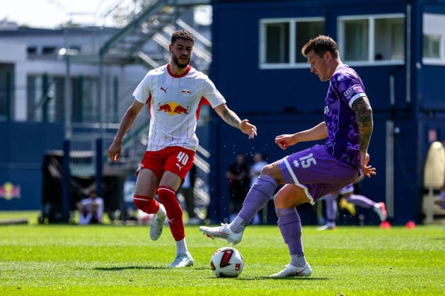 Jonas Scholz (FC Ingolstadt, 15) am Ball, Zweikampf, Duell, Kampf Romulo (RB Leipzig, 40), RB Leipzig vs FC Ingolstadt, Fussball, Testspiel, Saison 2026 27, 25.07.2026,¨ RB Leipzig vs FC Ingolstadt, Fussball, Testspiel, Saison 2026 27, 25.07.2026 Leipzig *** Jonas Scholz (FC Ingolstadt), No. 15 on the ball, tackle, duel, battle with Romulo (RB Leipzig), No. 40, RB Leipzig vs. FC Ingolstadt, soccer, friendly match, 2026–27 season, July 25, 2026,¨ RB Leipzig vs. FC Ingolstadt, soccer, friendly match, 2026–27 season, July 25, 2026, Leipzig Copyright: xEibner-Pressefoto LauraxRoemerx EP_LRR