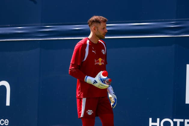 Peter Gulacsi (RB Leipzig, 01) auf dem Weg zum Warm Up, RB Leipzig vs FC Ingolstadt, Fussball, Testspiel, Saison 2026 27, 25.07.2026,¨ RB Leipzig vs FC Ingolstadt, Fussball, Testspiel, Saison 2026 27, 25.07.2026 Leipzig *** Peter Gulacsi, RB Leipzig, No. 01 on his way to the warm-up, RB Leipzig vs. FC Ingolstadt, soccer, friendly match, 2026–27 season, July 25, 2026,¨ RB Leipzig vs. FC Ingolstadt, soccer, friendly match, 2026–27 season, July 25, 2026, Leipzig Copyright: xEibner-Pressefoto LauraxRoemerx EP_LRR