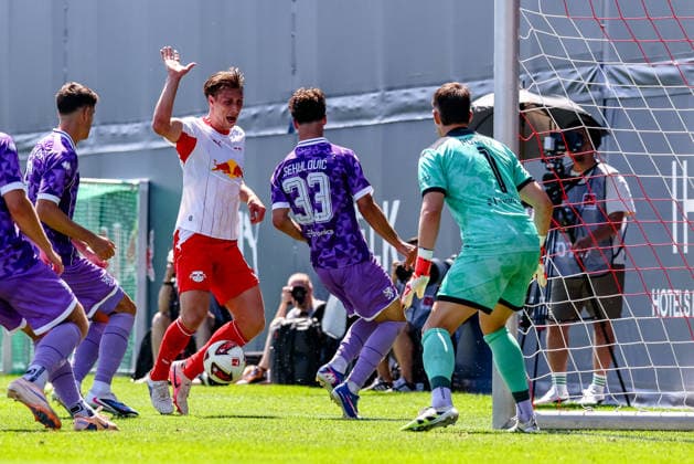 Willi Orban (RB Leipzig, 04) am Ball, gestikuliert, Davide Sekulovic (FC Ingolstadt, 33), Markus Ponath (FC Ingolstadt, 01) , RB Leipzig vs FC Ingolstadt, Fussball, Testspiel, Saison 2026 27, 25.07.2026,¨ RB Leipzig vs FC Ingolstadt, Fussball, Testspiel, Saison 2026 27, 25.07.2026 Leipzig *** Willi Orban (RB Leipzig), No. 04, in possession of the ball, gesturing; Davide Sekulovic (FC Ingolstadt), No. 33; Markus Ponath (FC Ingolstadt), 01, RB Leipzig vs. FC Ingolstadt, soccer, friendly match, 2026–27 season, July 25, 2026,¨ RB Leipzig vs. FC Ingolstadt, soccer, friendly match, 2026–27 season, July 25, 2026, Leipzig Copyright: xEibner-Pressefoto LauraxRoemerx EP_LRR