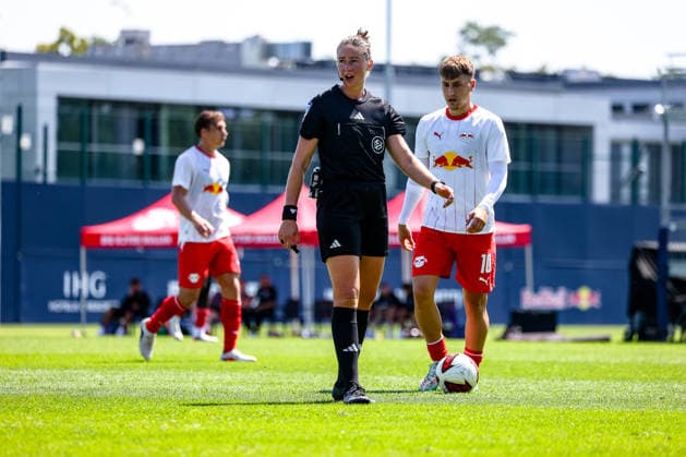 Franziska Wildfeuer (Schiedsrichter, DFB) gibt Anweisungen, gestikuliert, Brajan Gruda (RB Leipzig, 10), RB Leipzig vs FC Ingolstadt, Fussball, Testspiel, Saison 2026 27, 25.07.2026,¨ RB Leipzig vs FC Ingolstadt, Fussball, Testspiel, Saison 2026 27, 25.07.2026 Leipzig *** Franziska Wildfeuer, referee; DFB gives instructions, gestures; Brajan Gruda, RB Leipzig, 10; RB Leipzig vs. FC Ingolstadt, soccer, friendly match, 2026–27 season, July 25, 2026,¨ RB Leipzig vs. FC Ingolstadt, soccer, friendly match, 2026–27 season, July 25, 2026, Leipzig Copyright: xEibner-Pressefoto LauraxRoemerx EP_LRR