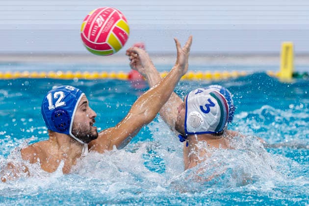 Water polo, Wasserball WORLD CUP ‹GREECE ITALY, Guerrato Stefano of Italy scores a goal under pressure from Nikolaos Gardikas of Greece during the Water Polo World Cup Men s Semi Final match between Greece and Italy at Sydney Olympic Park Aquatic Centre in Sydney, Saturday, July 25, 2026. ( NO ARCHIVING, EDITORIAL USE ONLY SYDNEY NEW SOUTH WALES AUSTRALIA  Copyright: xMARKxEVANSx 20260725130709120096