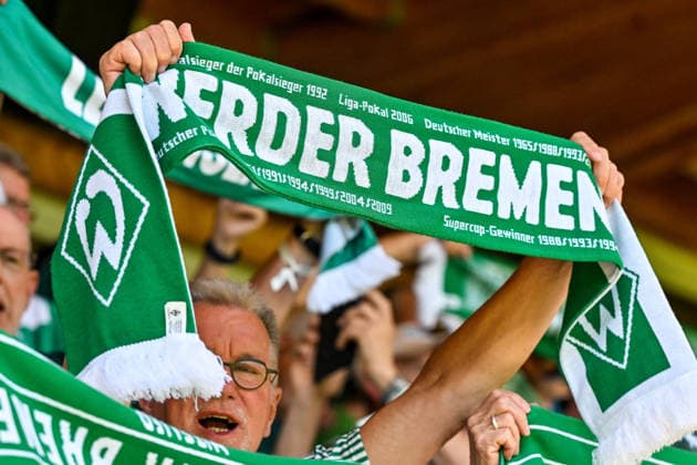 25.07.2026, AUT, Fußball, Herren, 1. Bundesliga, FSP, Saison 2026 2027, Zell am Ziller, SV Werder Bremen vs VfL Bochum Bremer Fans, alles in grün, Fanschals, Werderhymne Zell am Ziller Parkstadion Tirol Österreich *** July 25, 2026, Austria, Soccer, Men s, 1st Bundesliga, FSP, 2026–2027 season, Zell am Ziller, SV Werder Bremen vs. VfL Bochum, Bremen fans, all in green, fan scarves, Werder anthem, Zell am Ziller Parkstadion, Tyrol, Austria Copyright: xNordphotox xHafnerx