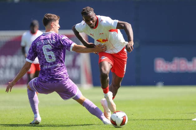 25.07.2026, xtgx, Fussball Testspiel, RB Leipzig - FC Ingolstadt 04 emspor, v.l. Georgios Antzoulas (Ingolstadt, 6) Ezichiel Banzuzi (Leipzig, 6) Zweikampf, Duell, Kampf, tackle (DFL DFB REGULATIONS PROHIBIT ANY USE OF PHOTOGRAPHS as IMAGE SEQUENCES and or QUASI-VIDEO) Leipzig *** July 25, 2026, xtgx, Soccer Friendly Match, RB Leipzig vs. FC Ingolstadt 04 emspor, from left: Georgios Antzoulas (Ingolstadt), 6 Ezichiel Banzuzi (Leipzig), 6 Tackle, duel, battle, DFL and DFB regulations prohibit any use of photographs as image sequences and or quasi-video, Leipzig