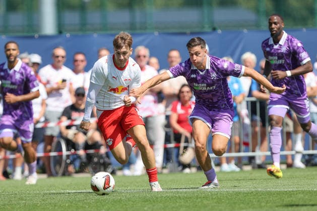 25.07.2026, xtgx, Fussball Testspiel, RB Leipzig - FC Ingolstadt 04 emspor, v.l. Brajan Gruda (Leipzig, 10) i5 Zweikampf, Duell, Kampf, tackle (DFL DFB REGULATIONS PROHIBIT ANY USE OF PHOTOGRAPHS as IMAGE SEQUENCES and or QUASI-VIDEO) Leipzig *** July 25, 2026, xtgx, Soccer Friendly Match, RB Leipzig vs. FC Ingolstadt 04, emspor, from left: Brajan Gruda (Leipzig), 10 i5, tackle, duel, battle, DFL and DFB regulations prohibit any use of photographs as image sequences and or quasi-video, Leipzig