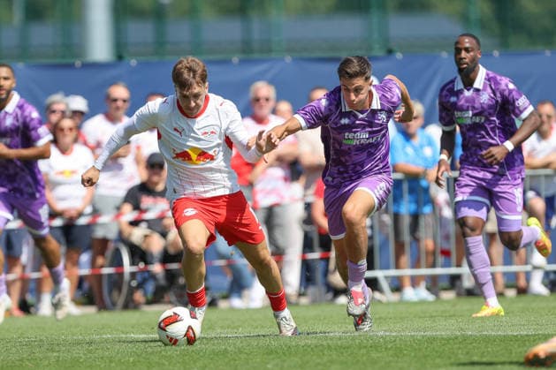 25.07.2026, xtgx, Fussball Testspiel, RB Leipzig - FC Ingolstadt 04 emspor, v.l. Brajan Gruda (Leipzig, 10) i5 Zweikampf, Duell, Kampf, tackle (DFL DFB REGULATIONS PROHIBIT ANY USE OF PHOTOGRAPHS as IMAGE SEQUENCES and or QUASI-VIDEO) Leipzig *** July 25, 2026, xtgx, Soccer Friendly Match, RB Leipzig vs. FC Ingolstadt 04, emspor, from left: Brajan Gruda (Leipzig), 10 i5, tackle, duel, battle, DFL and DFB regulations prohibit any use of photographs as image sequences and or quasi-video, Leipzig