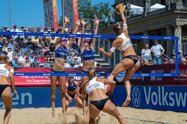RECORD DATE NOT STATED German Beach Club Finals 2026 - Hannover, Germany 25.07.2026 HANNOVER, GERMANY - JULY 25: Louisa Lippmann (BR Volleys, weiss) im Angriff, Nele Barber (1. Beachclub Kiel e.V., blau), Sarah Schulz (1. Beachclub Kiel e.V., blau) during the German Beach Club Finals 2026 at Hannover on July 25, 2026 in Hannover, Germany. *** German Beach Club Finals 2026, Hanover, Germany, July 25, 2026 HANNOVER, GERMANY JULY 25 Louisa Lippmann, BR Volleys, in white, on the attack, Nele Barber, 1 Beachclub Kiel e.V., in blue, and Sarah Schulz, 1 Beachclub Kiel e.V., in blue, during the 2026 German Beach Club Finals in Hanover on July 25, 2026, in Hanover, Germany Copyright: xBEAUTIFULxSPORTS PeterxWeberx