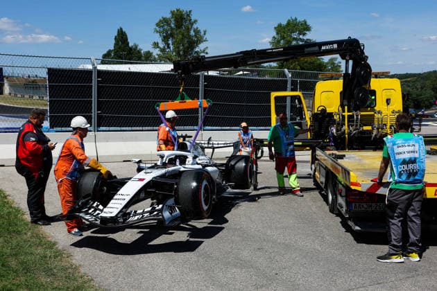 F1 - HUNGARIAN GRAND PRIX 2026 11 PEREZ Sergio (mex), Cadillac F1 Team CA01, action crash, accident, marshall, commissaire de piste, marshal, marshalls, marshals during the Formula 1 Hungarian Grand Prix 2026, 11th round of the 2026 Formula One World Championship, WM, Weltmeisterschaft from July 24 to 26, 2026 on the Hungaroring, in Mogyorod near Budapest, Hungary -  Copyright: xFLORENTxGOODENx