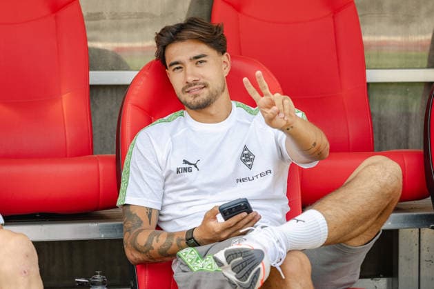 Jens Castrop (Borussia Moenchengladbach, 17) mit Viktory Zeichen auf der Bank. Rot Weiss Essen vs. Borussia Moenchenlgadbach, Fussball, Testspiel, Saison 2026 2027, 25.07.2026 DFL DFB Regulations prohibit any use of Photographs as image sequences and or Quasivideo Rot Weiss Essen vs. Borussia Moenchengladbach, Fussball, Testspiel, Saison 2026 2027, 25.07.2026 Essen *** Jens Castrop, Borussia Mönchengladbach, 17, with a victory sign on the bench; Rot-Weiss Essen vs. Borussia Mönchengladbach, soccer, friendly match, 2026–2027 season, July 25, 2026 DFL and DFB regulations prohibit any use of photographs as image sequences and or quasi-video Rot-Weiss Essen vs. Borussia Mönchengladbach, soccer, friendly match, 2026–2027 season, July 25, 2026 Essen Copyright: xEibner-Pressefoto ThomasxHaeslerx EP_THR