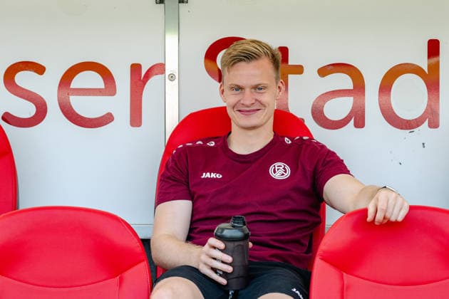 Jakob Golz (Rot-Weiss Essen, 01) kann an dem Testspiel aufgrund einer Verletzung nicht teilnehmen. Rot Weiss Essen vs. Borussia Moenchenlgadbach, Fussball, Testspiel, Saison 2026 2027, 25.07.2026 DFL DFB Regulations prohibit any use of Photographs as image sequences and or Quasivideo Rot Weiss Essen vs. Borussia Moenchengladbach, Fussball, Testspiel, Saison 2026 2027, 25.07.2026 Essen *** Jakob Golz of Rot-Weiss Essen, No. 01, cannot participate in the friendly match due to an injury. Rot-Weiss Essen vs. Borussia Mönchengladbach, Soccer, Friendly Match, 2026–2027 Season, July 25, 2026. DFL and DFB regulations prohibit any use of photographs as image sequences and or quasi-video. Rot-Weiss Essen vs. Borussia Mönchengladbach, soccer, friendly match, 2026–2027 season, July 25, 2026, Essen Copyright: xEibner-Pressefoto ThomasxHaeslerx EP_THR